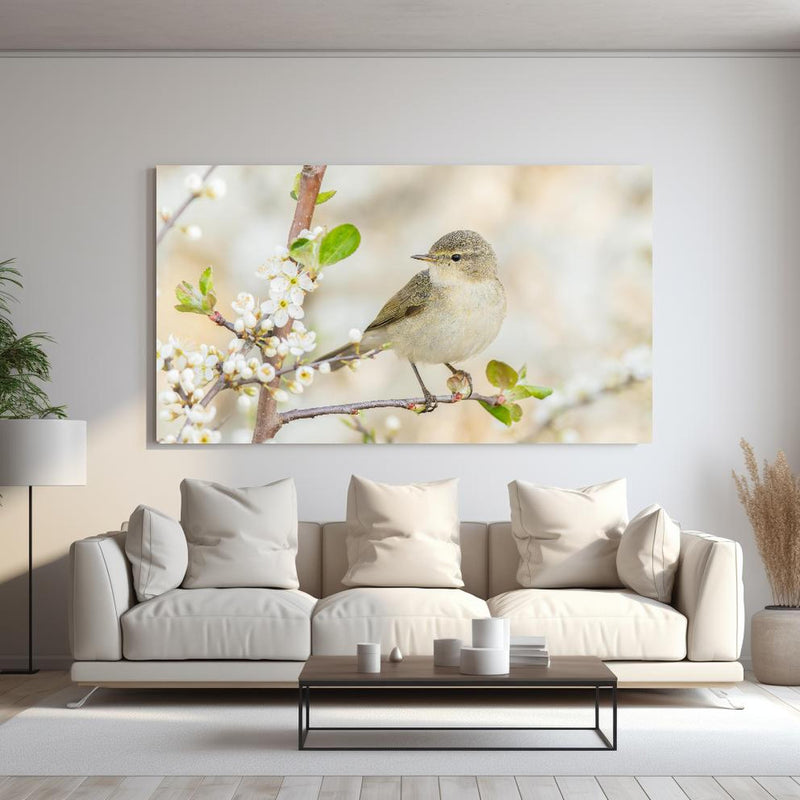 Wandbild - Kleiner Vogel am Baumzweig hinter sanfter Couch mit cremefarbenen großen Kissen