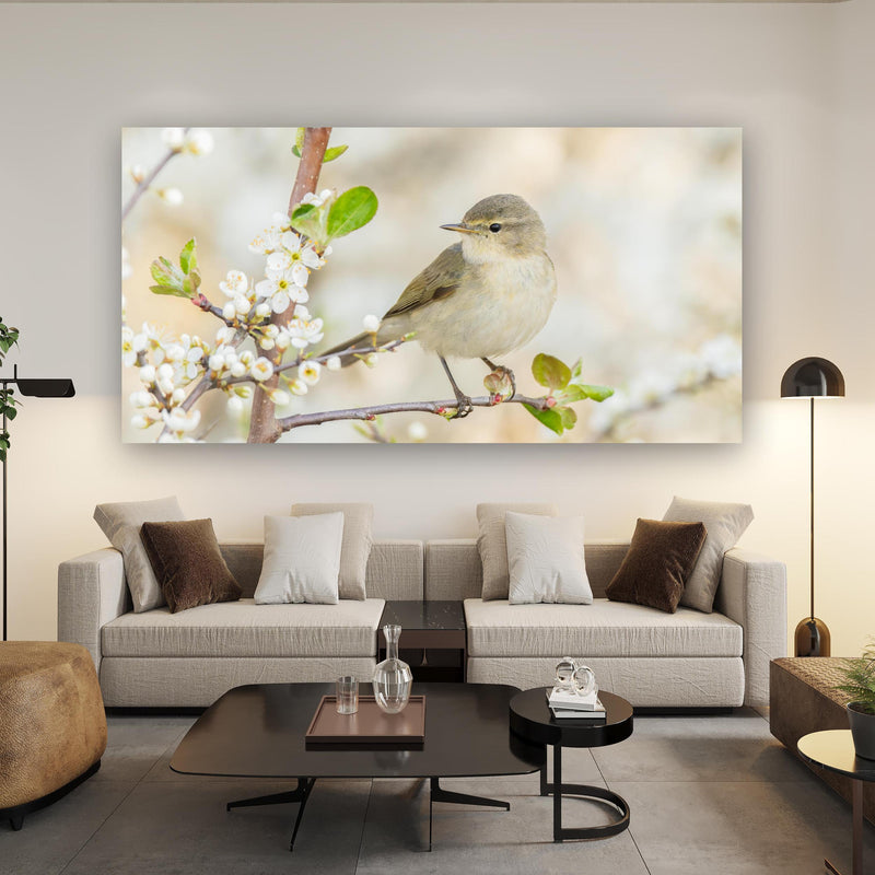 Wandbild - Kleiner Vogel am Baumzweig über Urban-Stil Couch hinter futuristischem Tisch