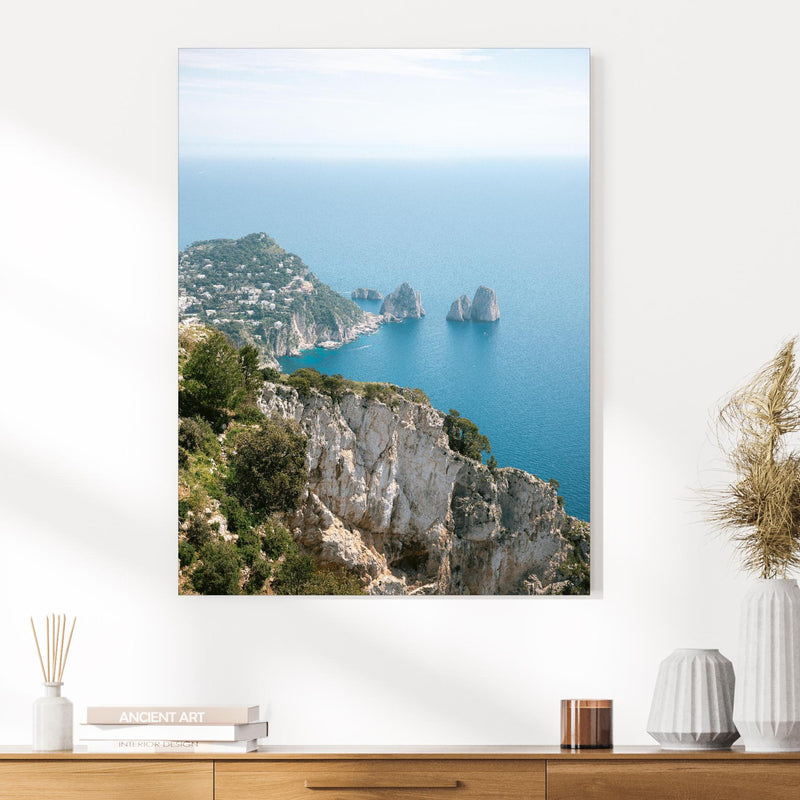 Wandbild - Küste von Capri, Italien an cremefarbener Wand über klassischer Holzkommode Zoom