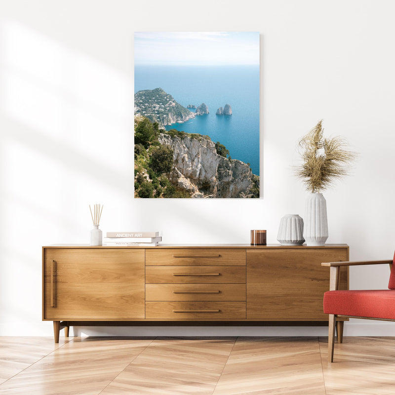 Wandbild - Küste von Capri, Italien an cremefarbener Wand über klassischer Holzkommode