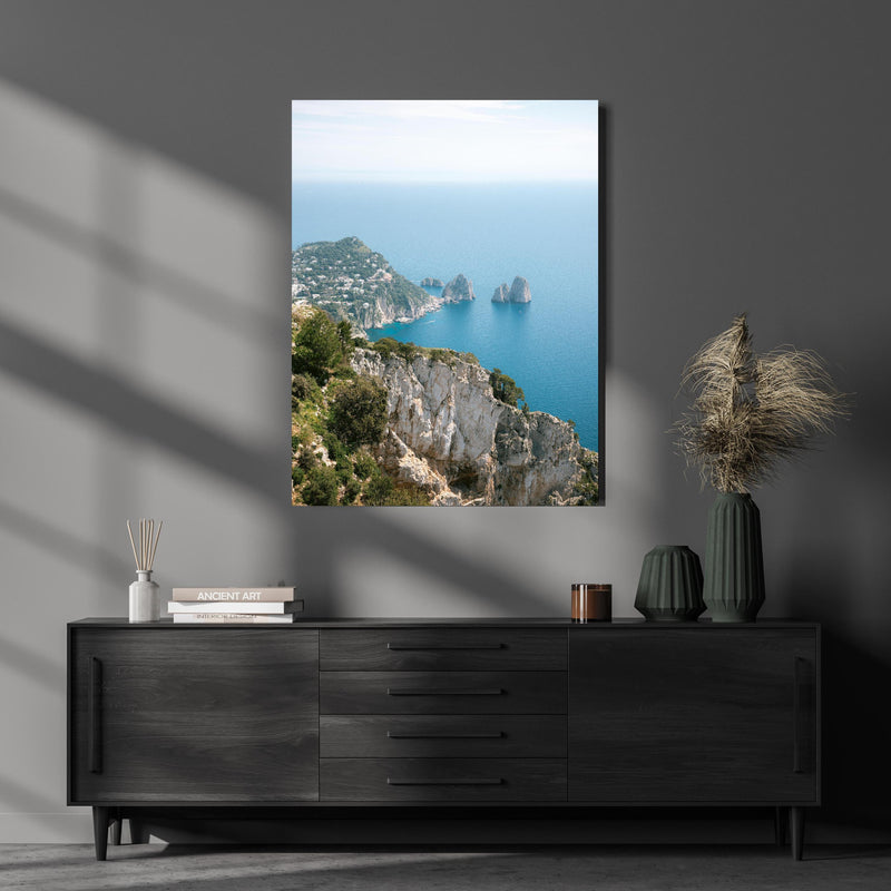 Wandbild - Küste von Capri, Italien über luxuriöser Holzkommode und dunkelgrünen Vasen