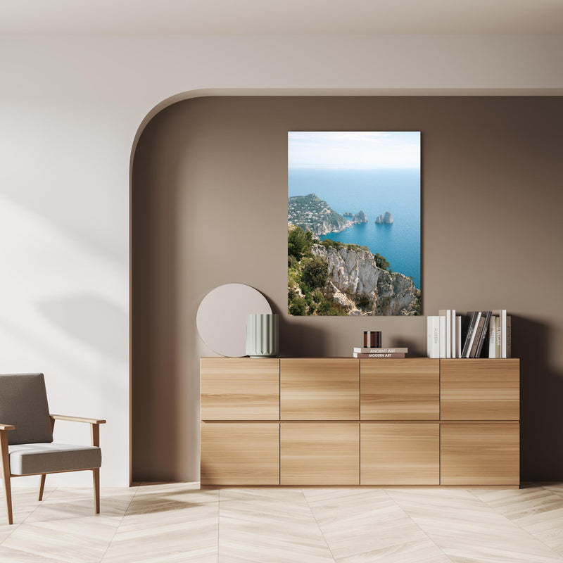 Wandbild - Küste von Capri, Italien über doppelter Holzkommode mit Vase und Büchersammlung