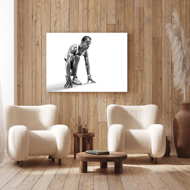 Wandbild - Läufer bereitet sich vor an Holzwand hinter sanften Sesseln mit Plüschbezug