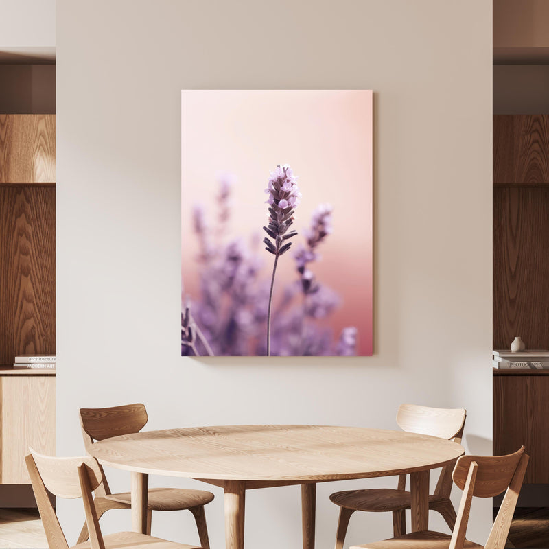 Wandbild - Lavendel - Nahaufnahme an beiger Wand hinter handgeschnitztem Holztisch 