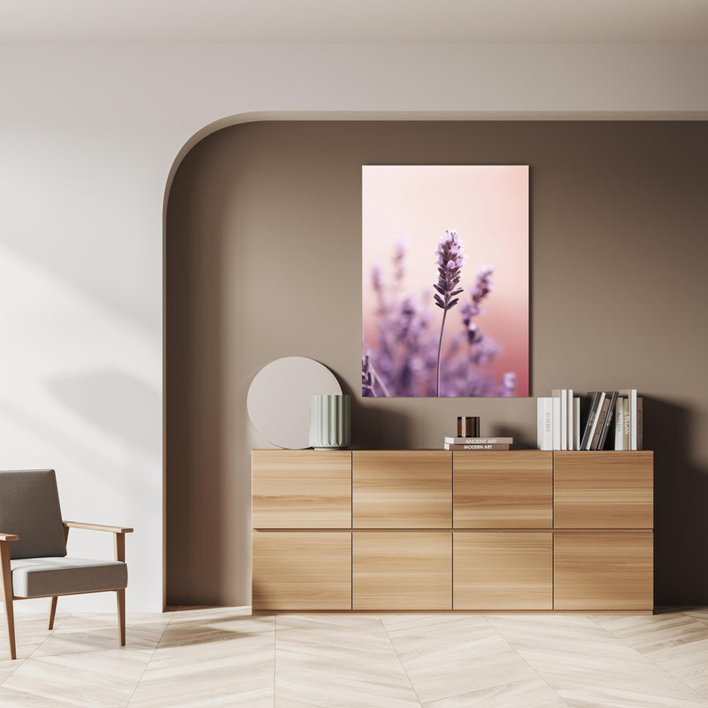 Wandbild - Lavendel - Nahaufnahme über doppelter Holzkommode mit Vase und Büchersammlung