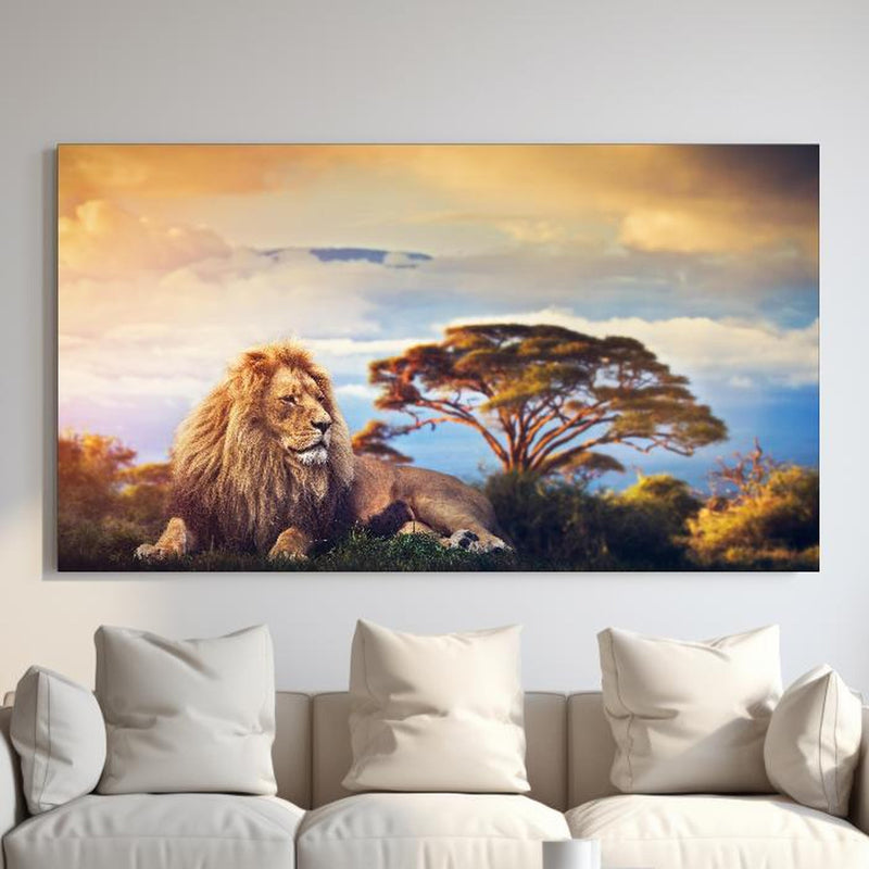 Wandbild - Löwe bei Sonnenuntergang hinter sanfter Couch mit cremefarbenen großen Kissen Zoom