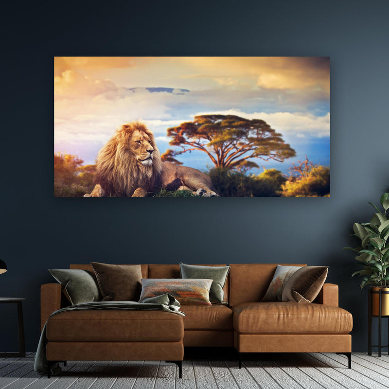 Wandbild - Löwe bei Sonnenuntergang an dunkelgrüner Wand über klassischem Sofa
