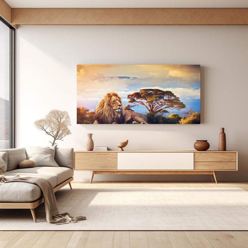 Wandbild - Löwe bei Sonnenuntergang in hellem Wohnzimmer über extravaganter Kommode