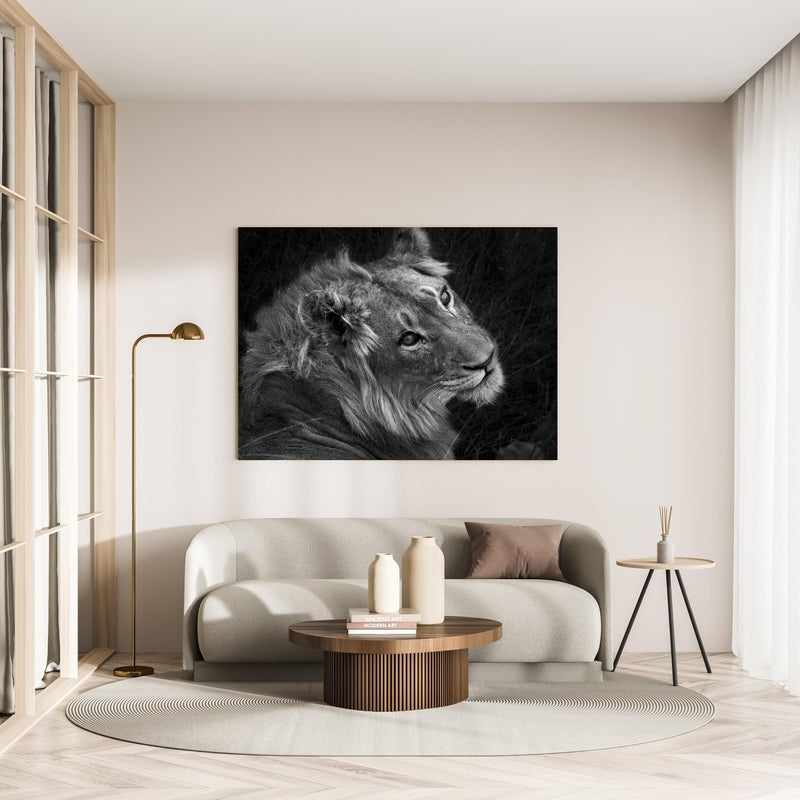 Wandbild - Löwen Portrait - Schwarz-weiß in minimalistisch eingerichtetem cremefarbenen Wohnzimmer