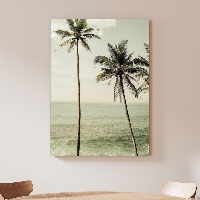 Wandbild - Meeresblick - Unter Palmen an beiger Wand hinter handgeschnitztem Holztisch Zoom