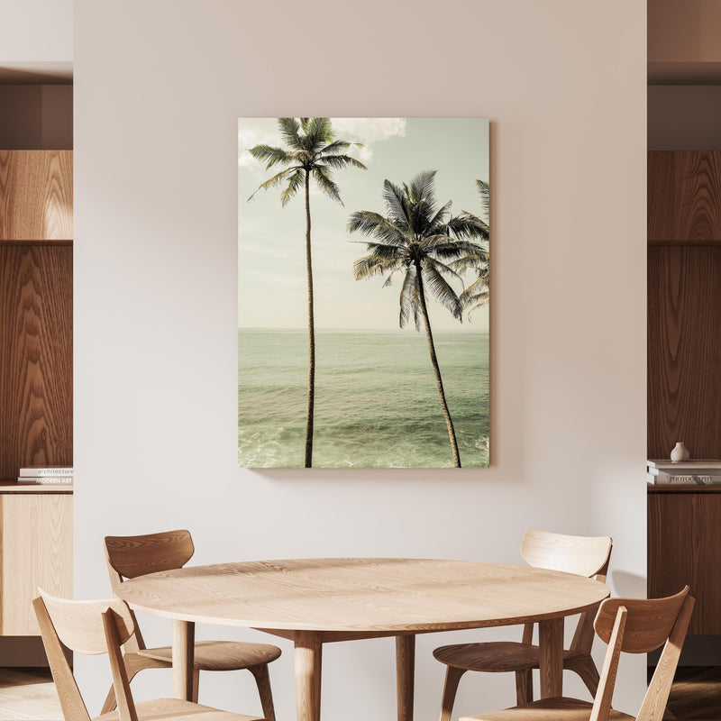 Wandbild - Meeresblick - Unter Palmen an beiger Wand hinter handgeschnitztem Holztisch 