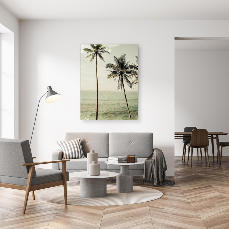 Wandbild - Meeresblick - Unter Palmen in gemütlichem Wohnzimmer neben grauer Retro-Lampe