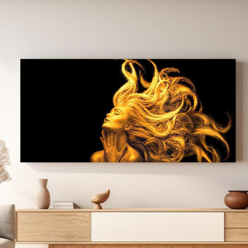 Wandbild - Moderne Darstellung einer vergoldeten Frau in hellem Wohnzimmer über extravaganter Kommode Zoom