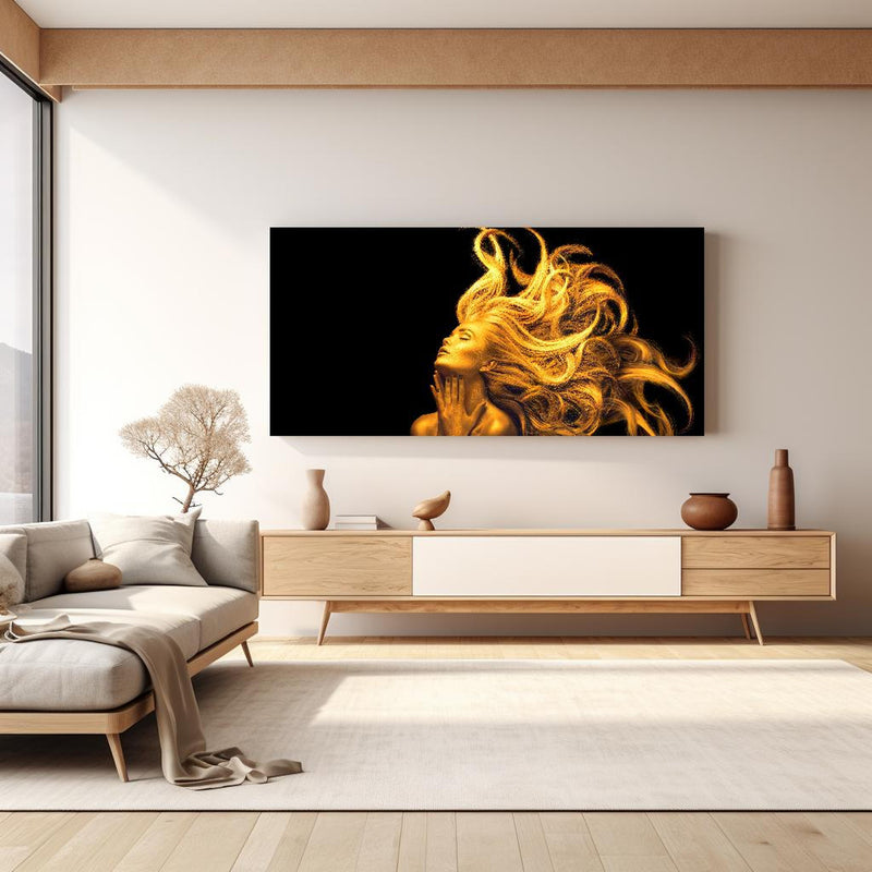 Wandbild - Moderne Darstellung einer vergoldeten Frau in hellem Wohnzimmer über extravaganter Kommode