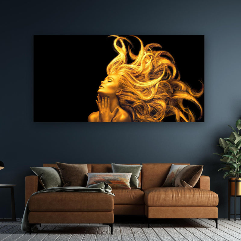Wandbild - Moderne Darstellung einer vergoldeten Frau an dunkelgrüner Wand über klassischem Sofa