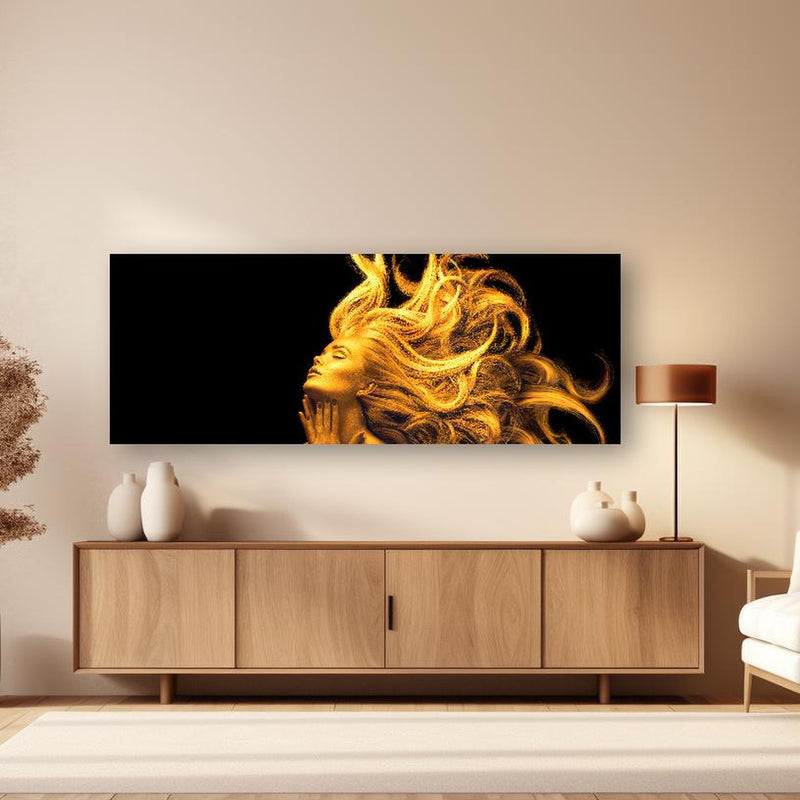 Wandbild - Moderne Darstellung einer vergoldeten Frau in dezentem Wohnzimmer mit geölter Holzkommode