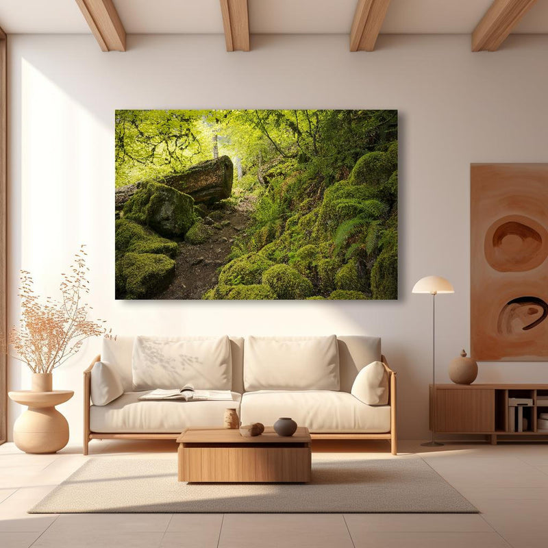 Wandbild - Moosiger Weg im Wald in modernem Wohnzimmer im Loft-Stil