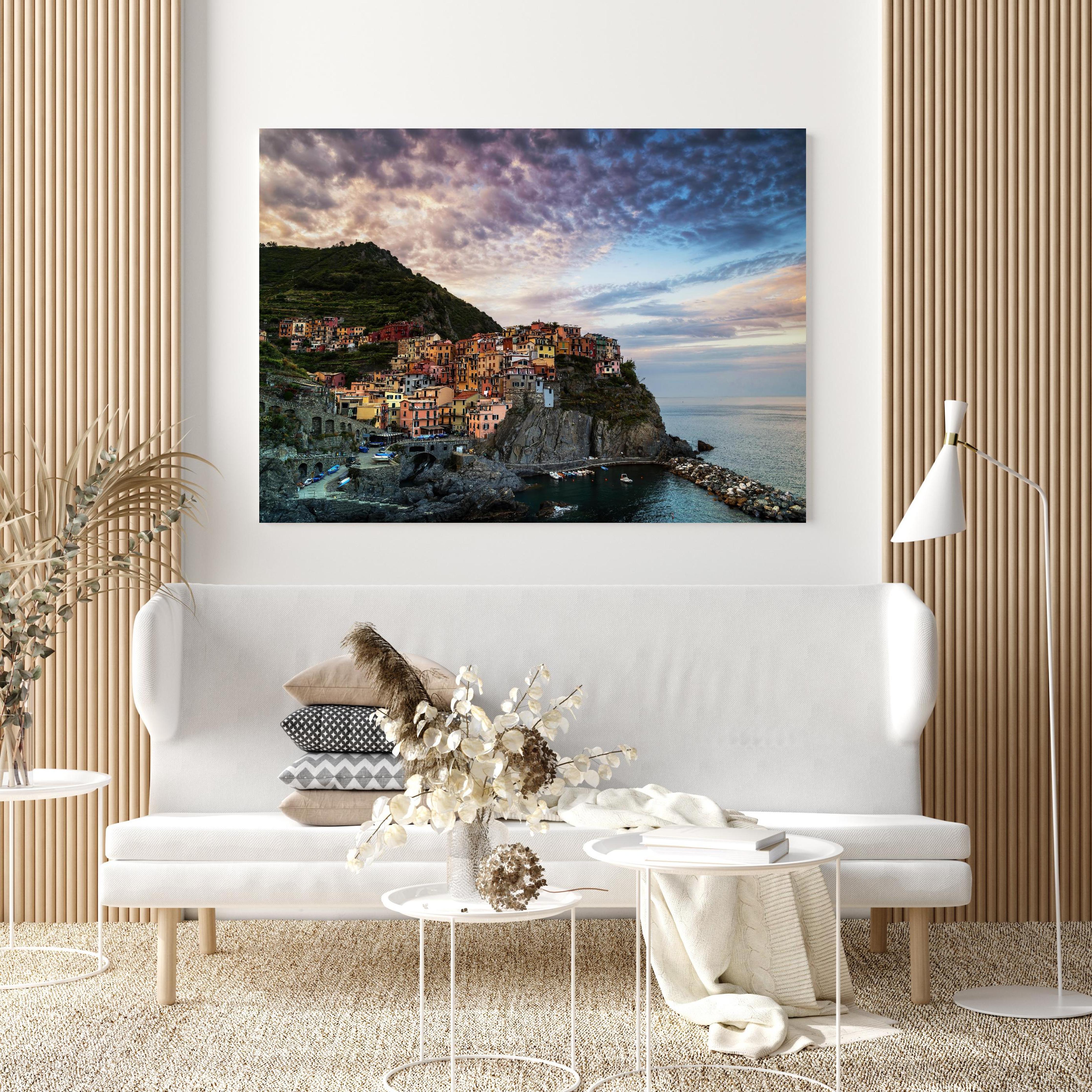 Wandbild - Morgengrauen - Manarola, Italien in extravagant gestaltetem Raum mit minimalistischer Couch-quadratisch