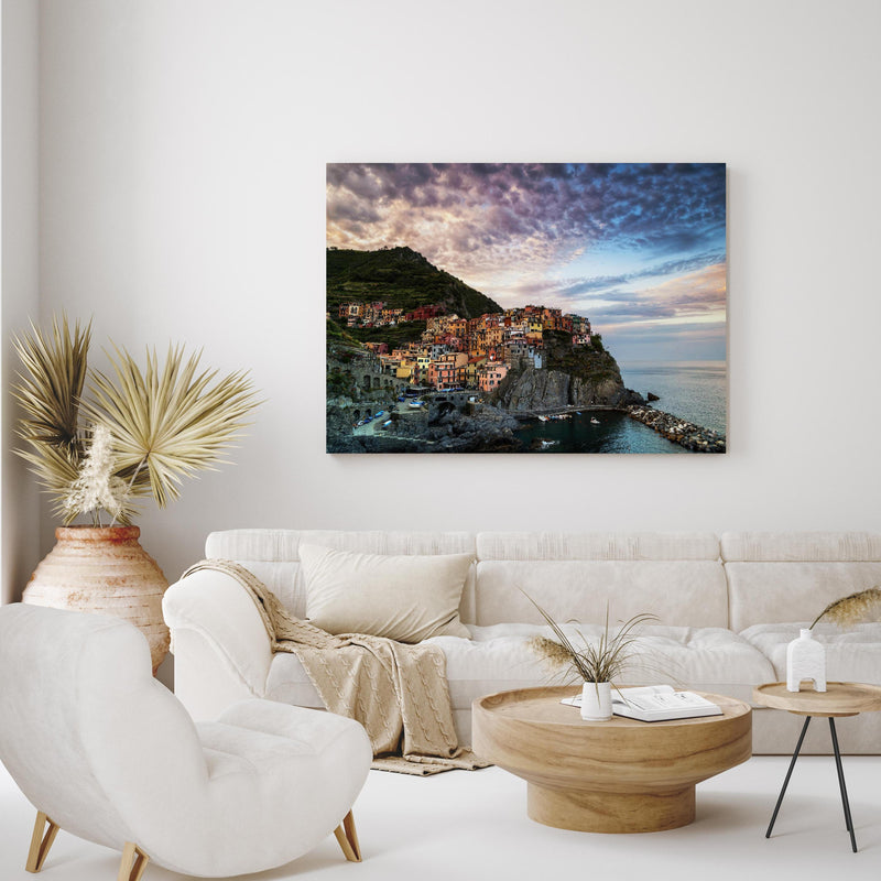 Wandbild - Morgengrauen - Manarola, Italien in exotisch eingerichtetem Wohnzimmer über gemütlicher Couch