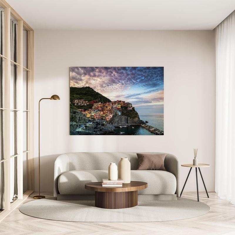 Wandbild - Morgengrauen - Manarola, Italien in minimalistisch eingerichtetem cremefarbenen Wohnzimmer