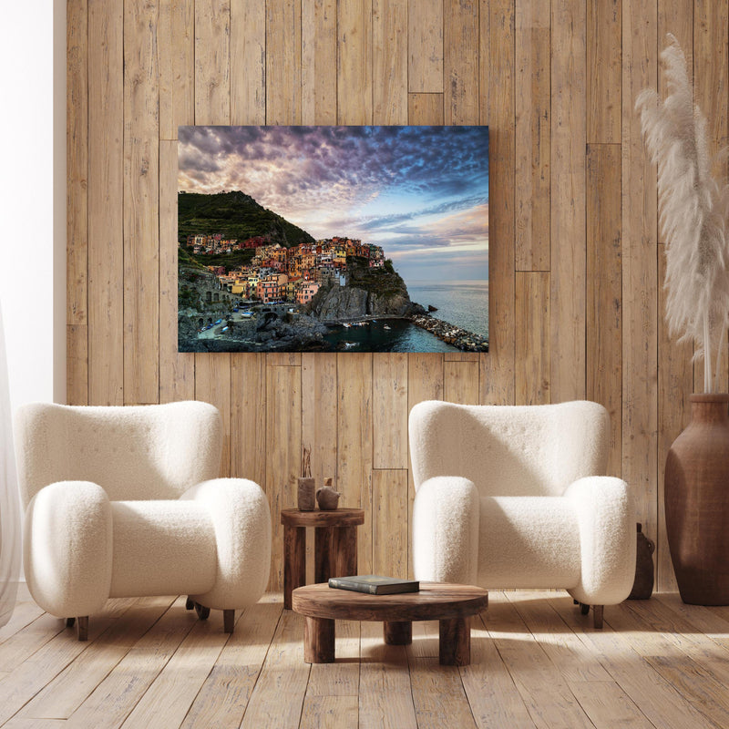 Wandbild - Morgengrauen - Manarola, Italien an Holzwand hinter sanften Sesseln mit Plüschbezug