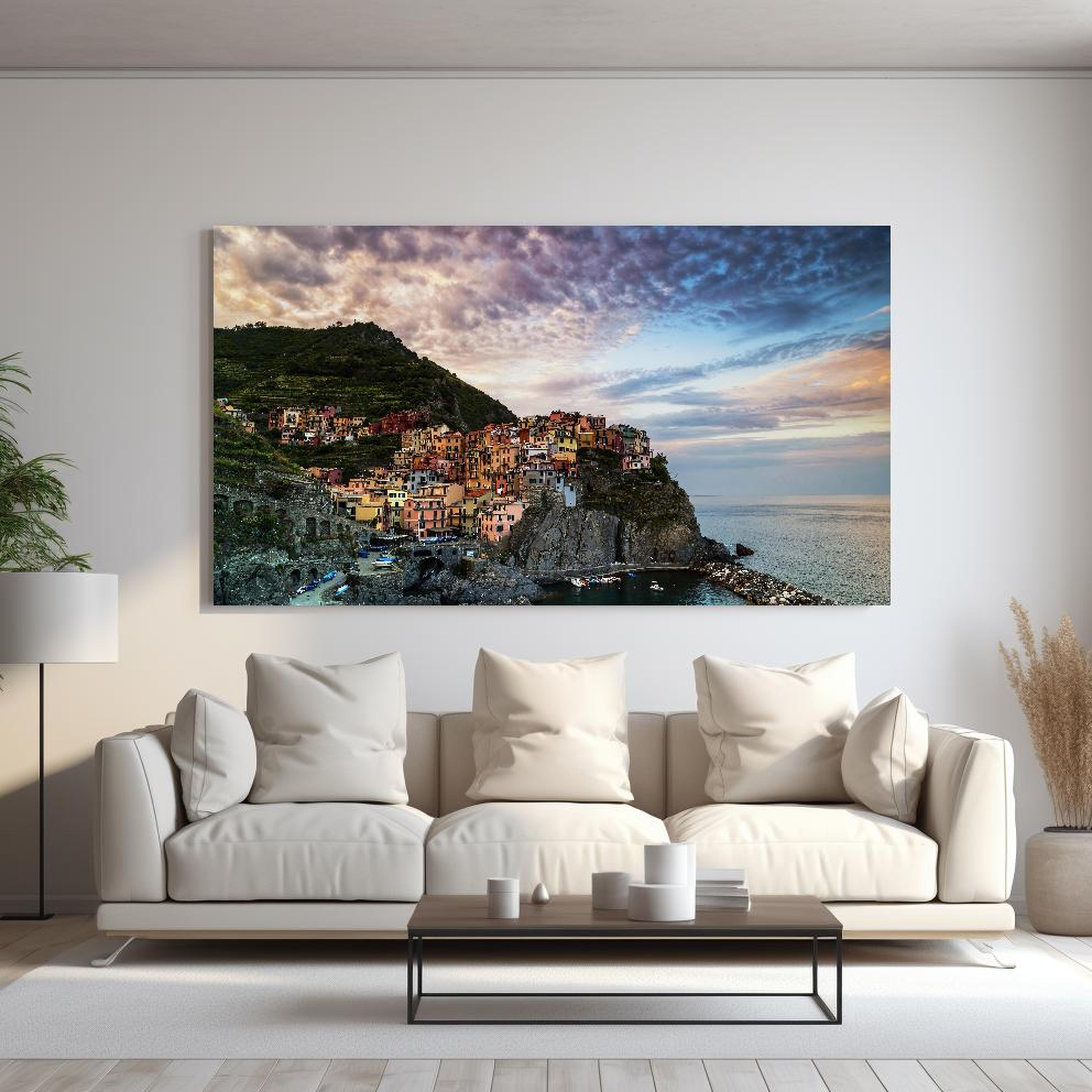 Wandbild - Morgengrauen - Manarola, Italien hinter sanfter Couch mit cremefarbenen großen Kissen