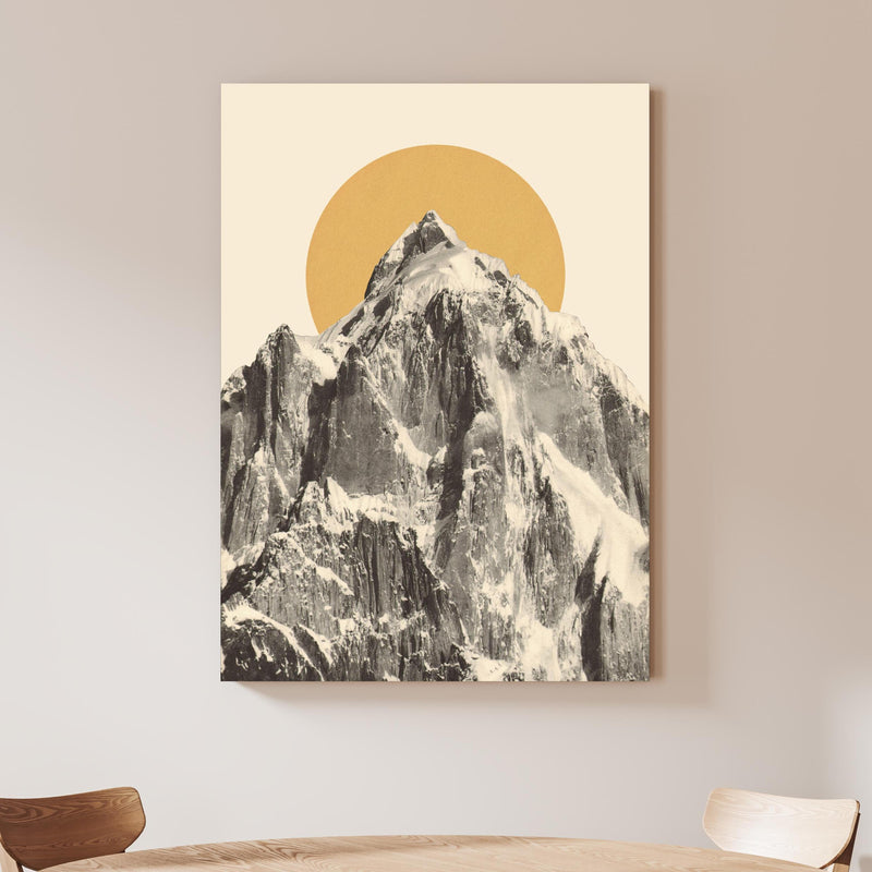 Wandbild - Mountainscape an beiger Wand hinter handgeschnitztem Holztisch Zoom
