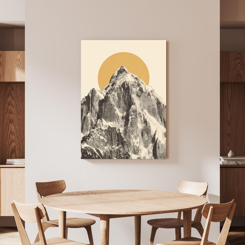 Wandbild - Mountainscape an beiger Wand hinter handgeschnitztem Holztisch 