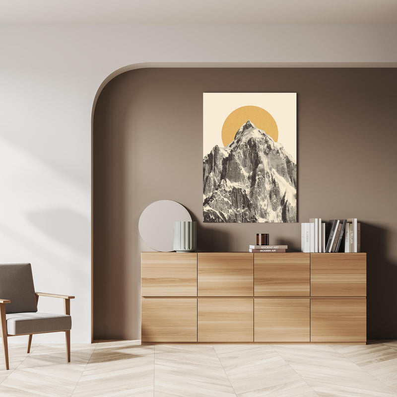 Wandbild - Mountainscape über doppelter Holzkommode mit Vase und Büchersammlung