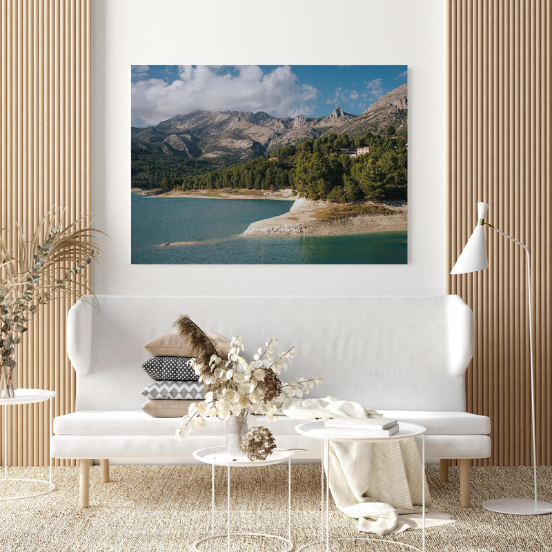 Wandbild - Mountaintown in extravagant gestaltetem Raum mit minimalistischer Couch-quadratisch