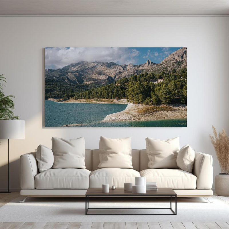 Wandbild - Mountaintown hinter sanfter Couch mit cremefarbenen großen Kissen