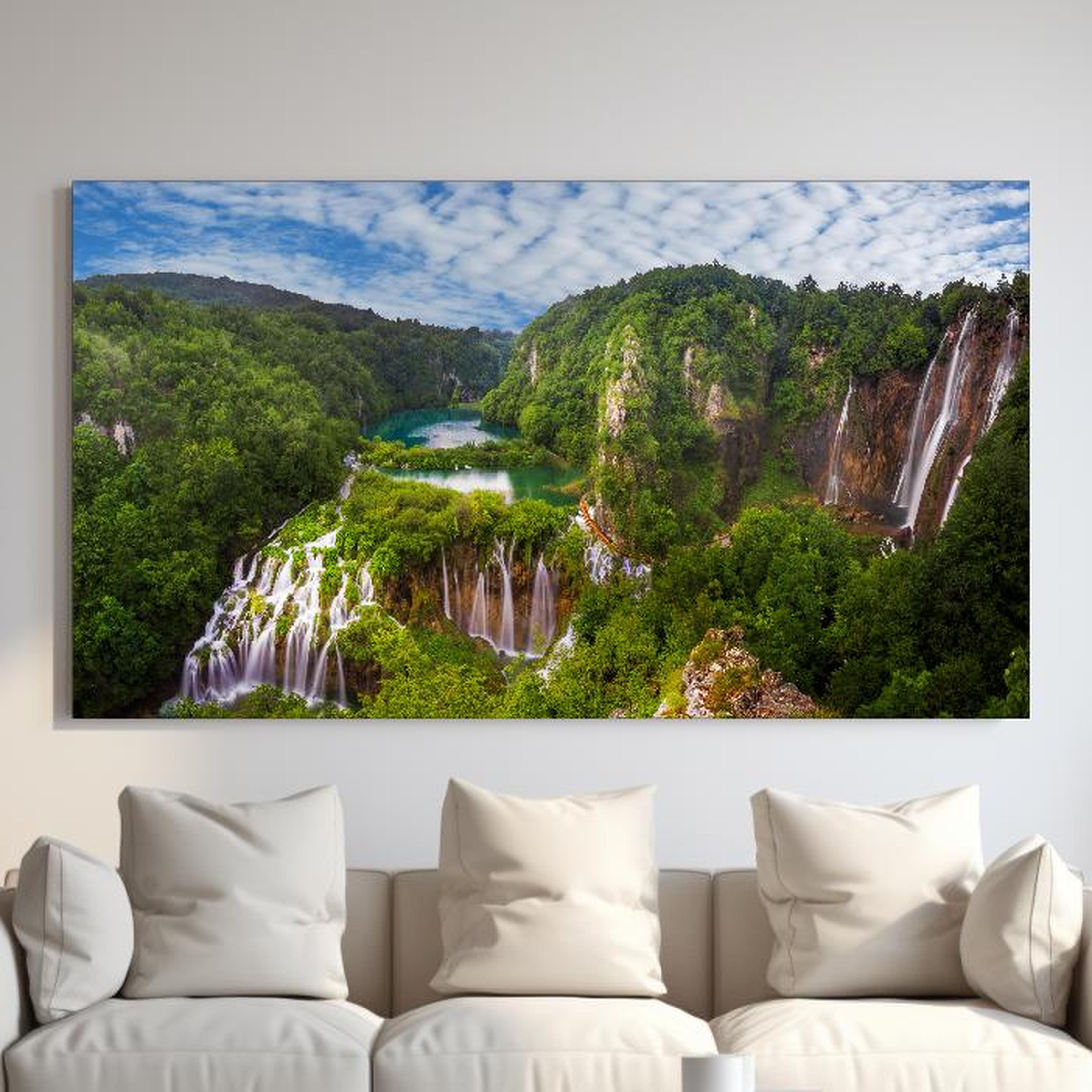 Wandbild - Multi-Wasserfall - Landschaft hinter sanfter Couch mit cremefarbenen großen Kissen Zoom