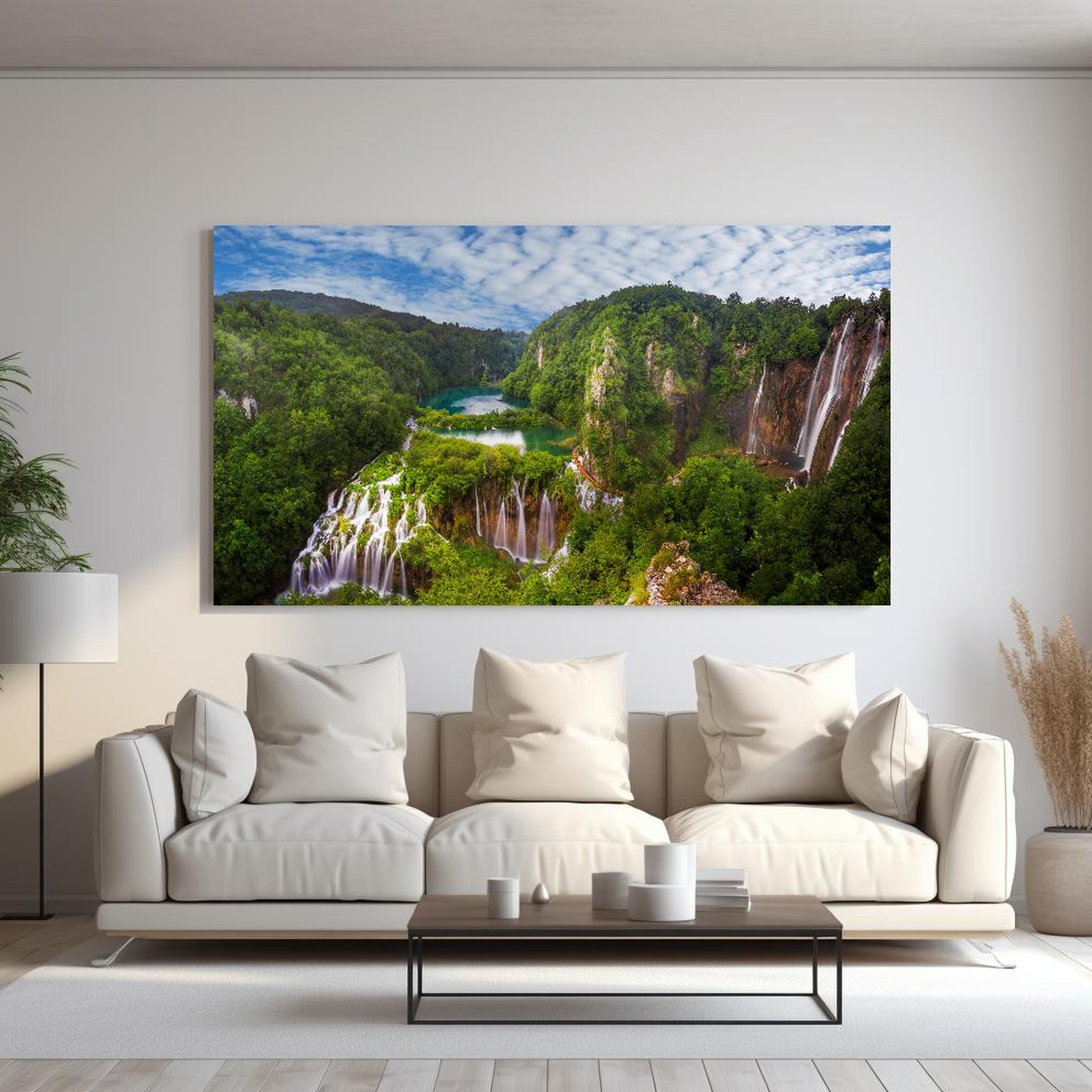 Wandbild - Multi-Wasserfall - Landschaft hinter sanfter Couch mit cremefarbenen großen Kissen