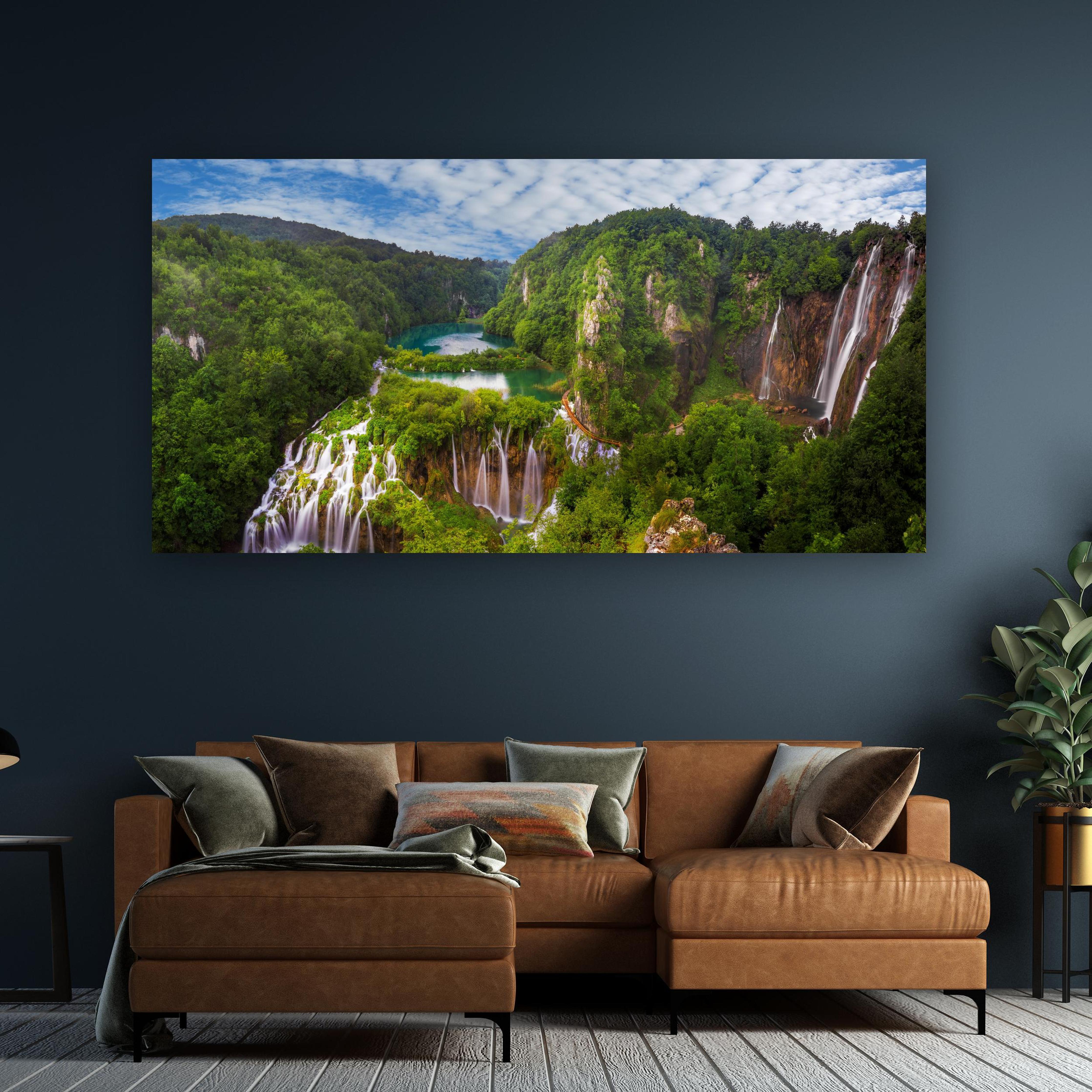 Wandbild - Multi-Wasserfall - Landschaft an dunkelgrüner Wand über klassischem Sofa