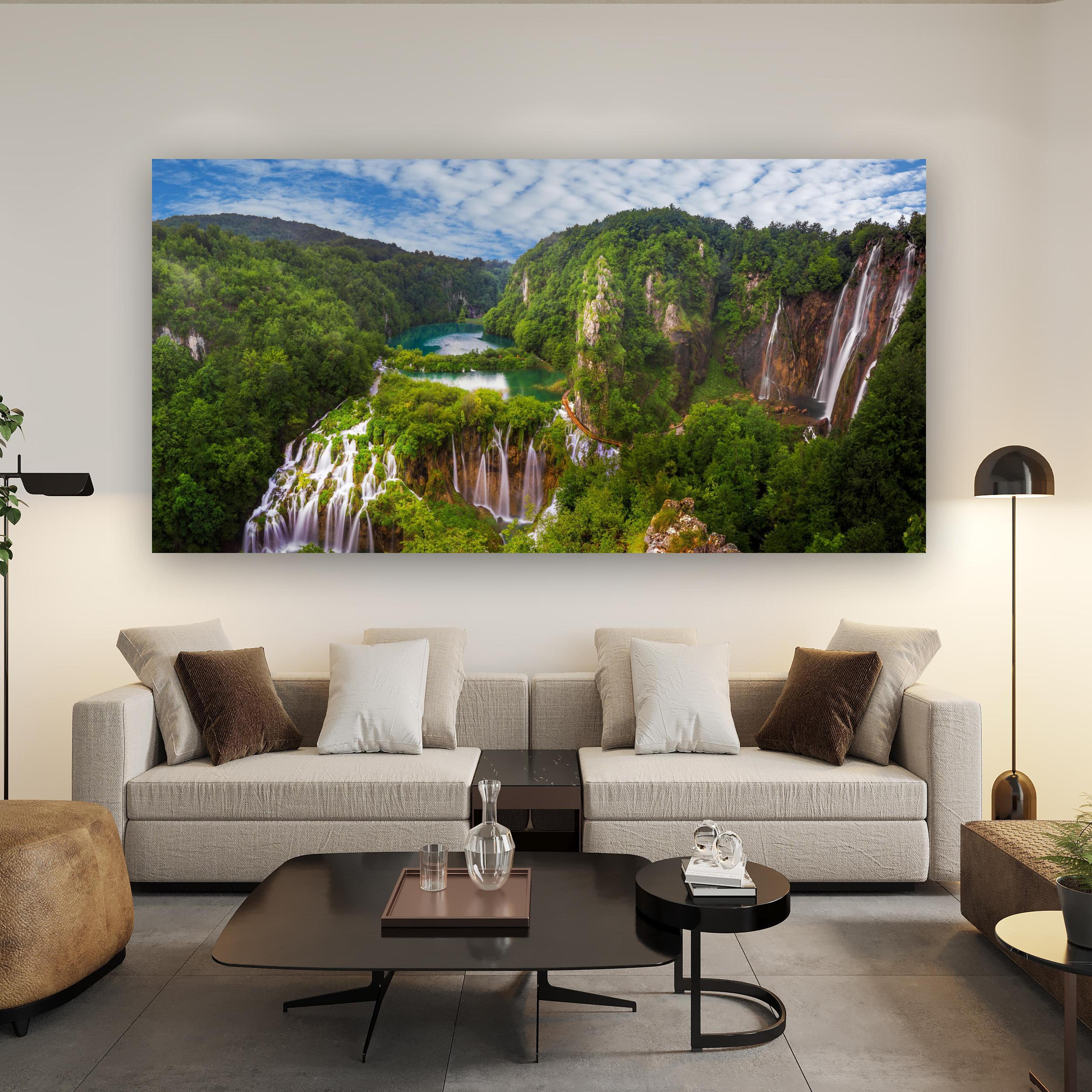 Wandbild - Multi-Wasserfall - Landschaft über Urban-Stil Couch hinter futuristischem Tisch