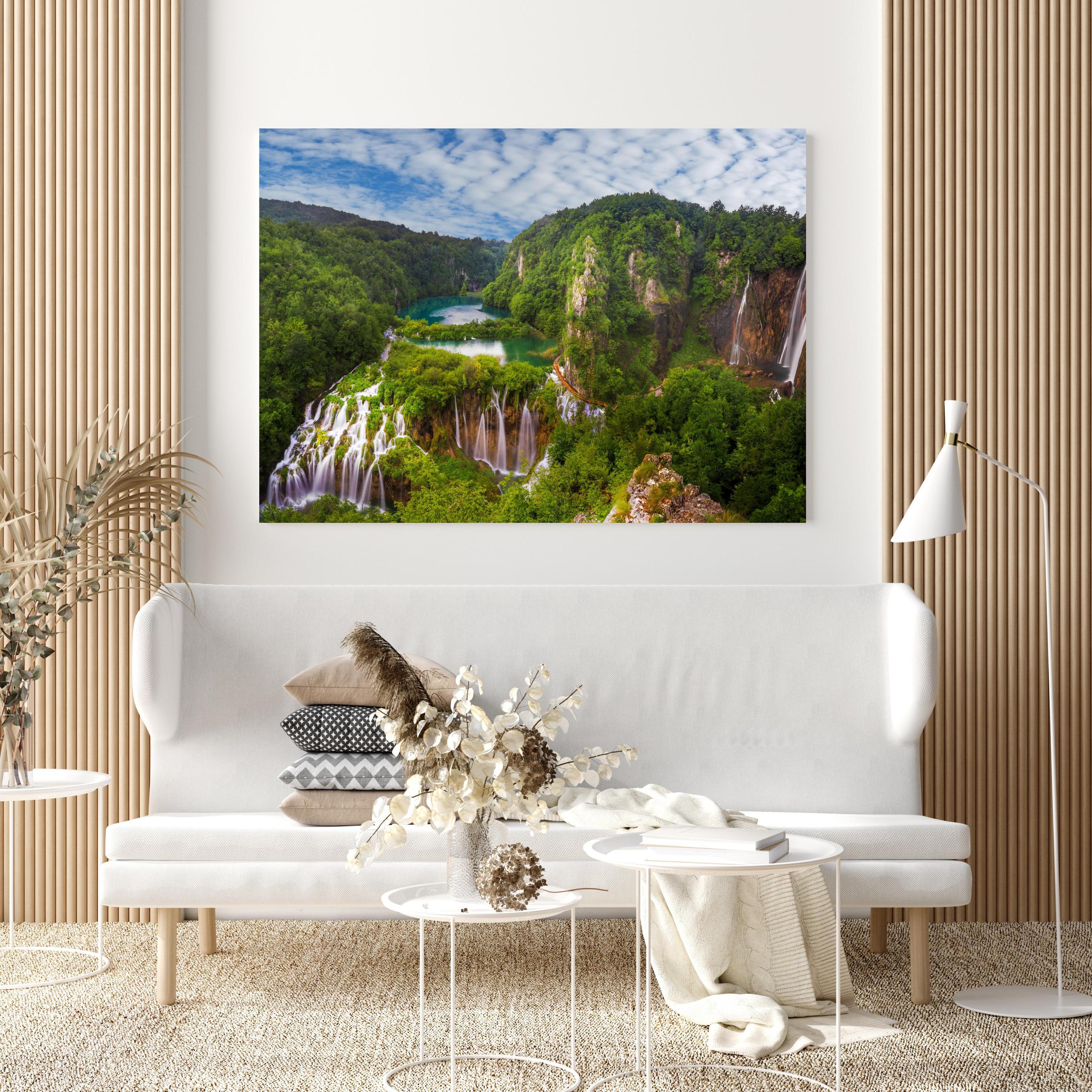 Wandbild - Multi-Wasserfall - Landschaft in extravagant gestaltetem Raum mit minimalistischer Couch-quadratisch