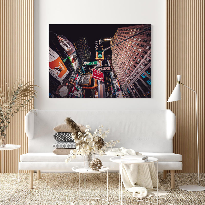 Wandbild - NYC Nächte in extravagant gestaltetem Raum mit minimalistischer Couch-quadratisch