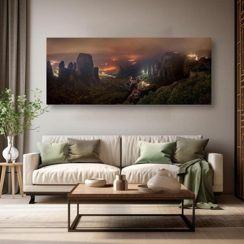 Wandbild - Nächtlicher Blick auf Meteora Berge in kreativ eingerichtetem Zimmer mit moderner Vase