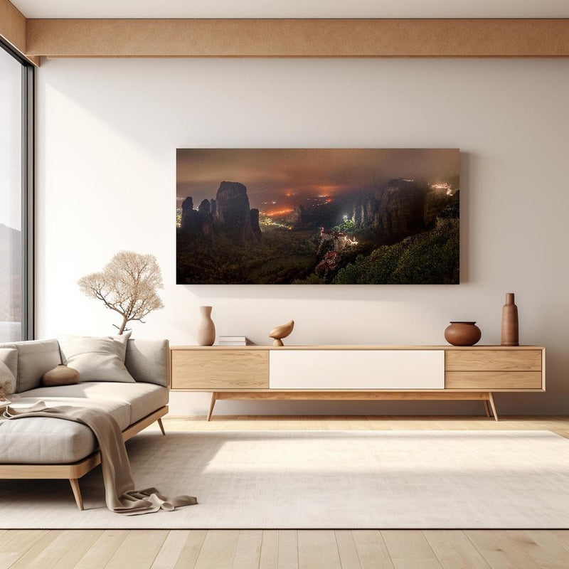 Wandbild - Nächtlicher Blick auf Meteora Berge in hellem Wohnzimmer über extravaganter Kommode