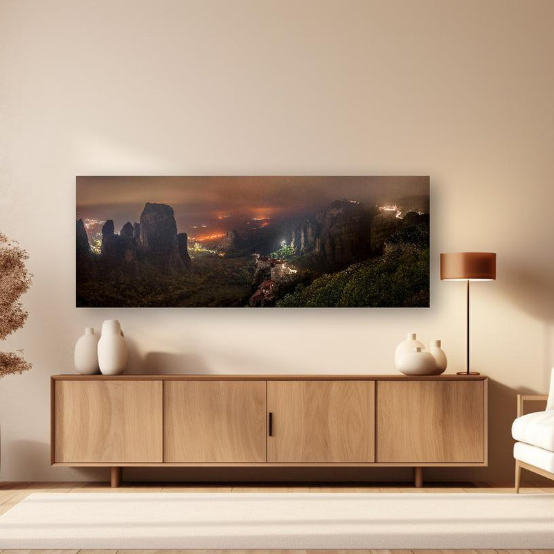 Wandbild - Nächtlicher Blick auf Meteora Berge in dezentem Wohnzimmer mit geölter Holzkommode