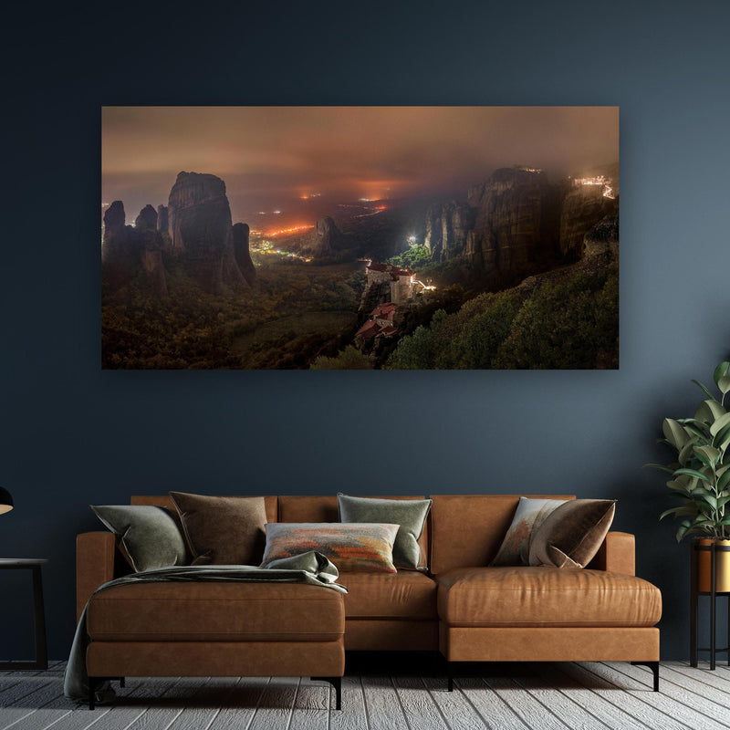 Wandbild - Nächtlicher Blick auf Meteora Berge an dunkelgrüner Wand über klassischem Sofa