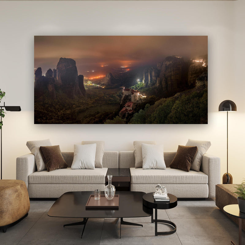 Wandbild - Nächtlicher Blick auf Meteora Berge über Urban-Stil Couch hinter futuristischem Tisch