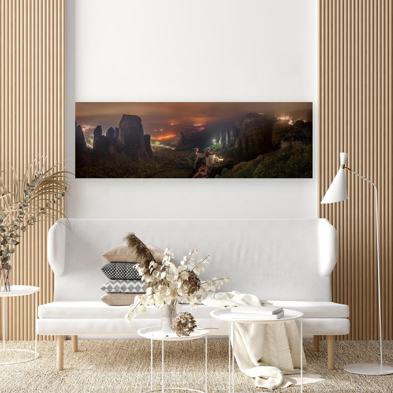 Wandbild - Nächtlicher Blick auf Meteora Berge in extravagant gestaltetem Raum mit minimalistischer Couch-rechteckig