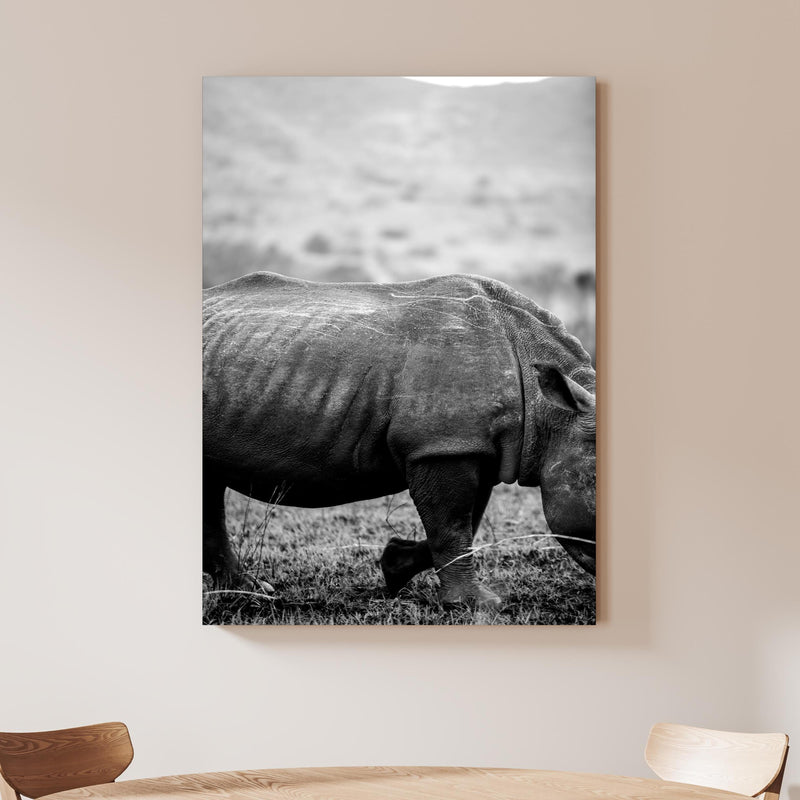 Wandbild - Nashorn - schwarz-weiß an beiger Wand hinter handgeschnitztem Holztisch Zoom