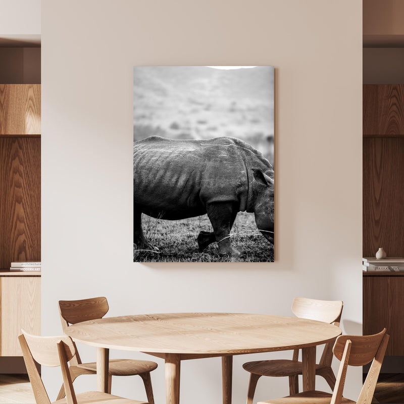 Wandbild - Nashorn - schwarz-weiß an beiger Wand hinter handgeschnitztem Holztisch 