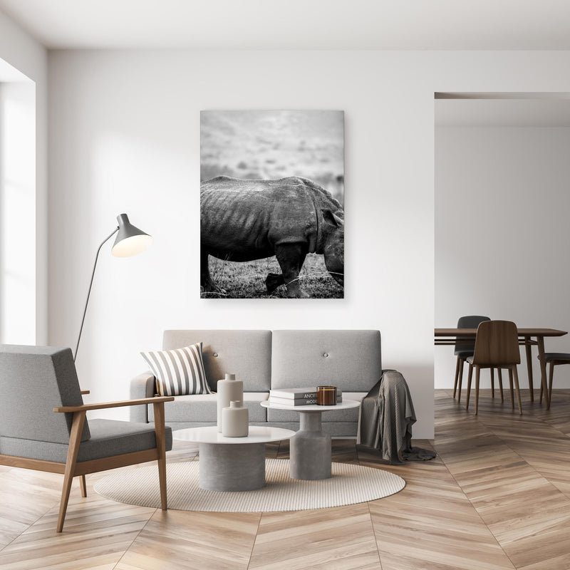 Wandbild - Nashorn - schwarz-weiß in gemütlichem Wohnzimmer neben grauer Retro-Lampe