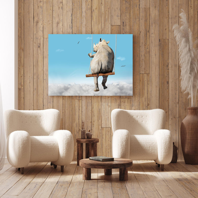 Wandbild - Nashorn schaukelt über den Wolken an Holzwand hinter sanften Sesseln mit Plüschbezug