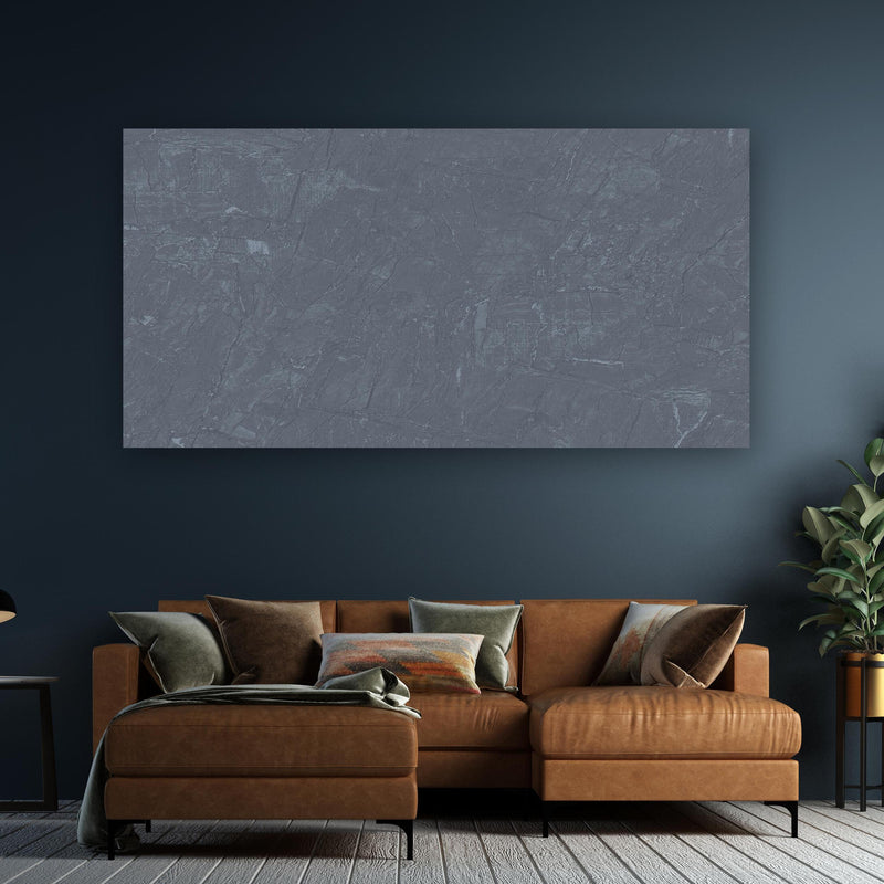 Wandbild - Natürliche Mamortextur an dunkelgrüner Wand über klassischem Sofa