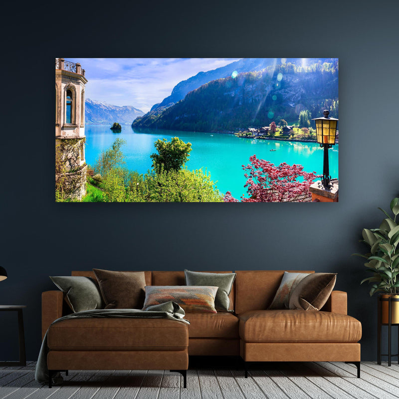 Wandbild - Naturkulisse des Brienzersees - Schweiz an dunkelgrüner Wand über klassischem Sofa