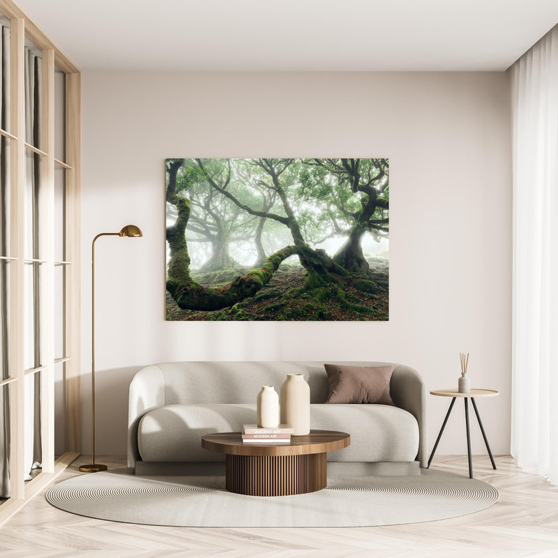 Wandbild - Nebeliger, mystischer Wald in minimalistisch eingerichtetem cremefarbenen Wohnzimmer